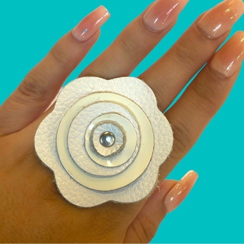 WHITE LEATHER FLOWER‎ BLOOM STATEMENT  RING